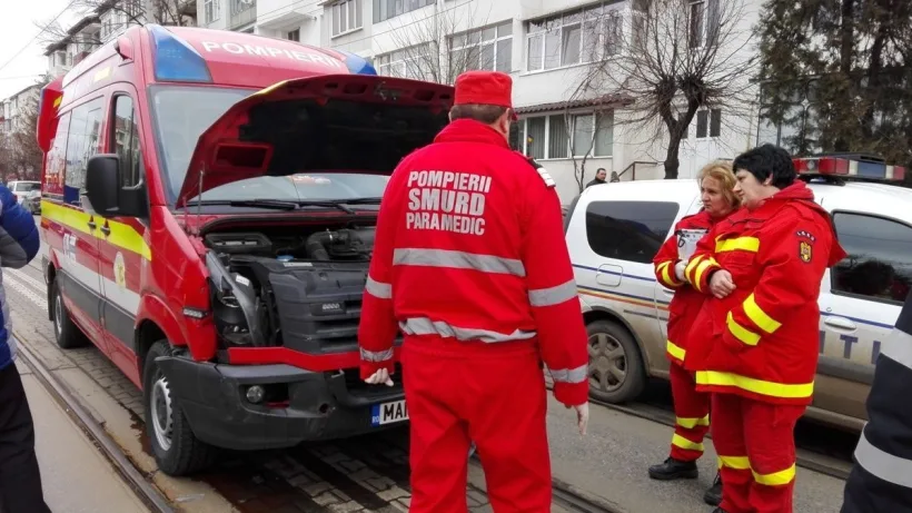 Autospecială SMURD, implicată într-un accident produs într-o intersecție din orașul Galați