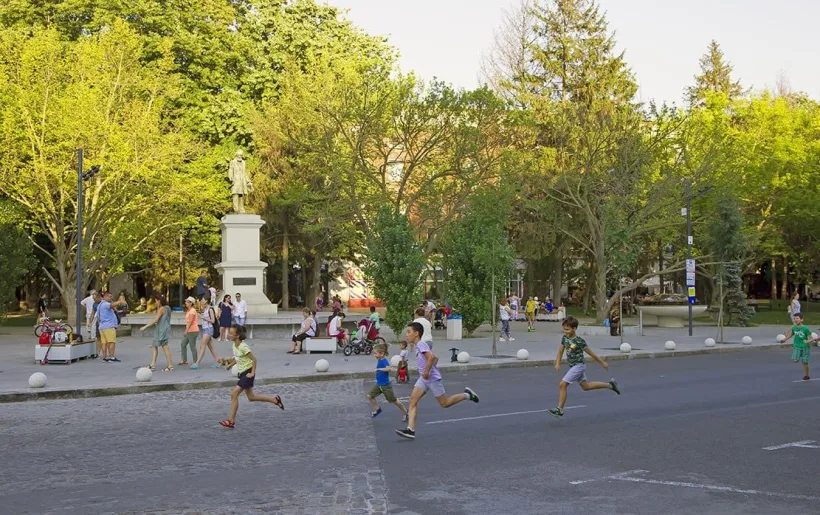 Zona centrală a străzii Domnească redevine pietonală în weekenduri