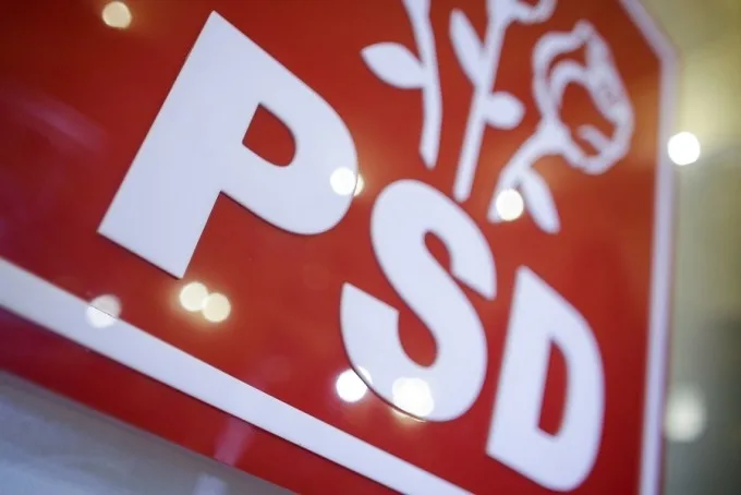 Social-democraţii ameninţă cu moţiune de cenzură dacă Guvernul nu dublează alocaţiile şi nu creşte pensiile cu 40%