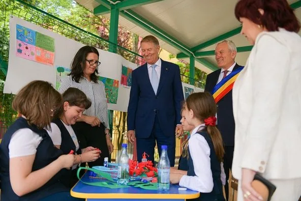 Președintele Iohannis a vizitat Școala nr. 11 din Buzău: „un model pentru alte instituții de învățământ din România”
