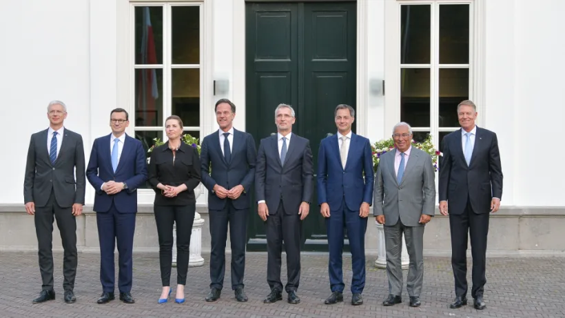 Președintele Iohannis a participat, la Haga, la o reuniune NATO în format restrâns: „Vom apăra fiecare centimetru de teritoriu aliat”