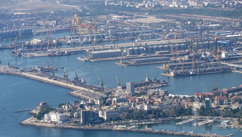 Într-un port atât de mare şi furturile sunt multe