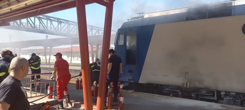 Trenul Galați – Cluj Napoca, întârziere de aproape trei ore din cauza unui incendiu la locomotivă
