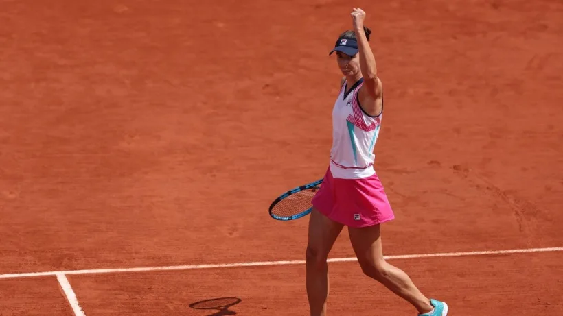Irina Begu joacă cu trofeul pe masă la Palermo
