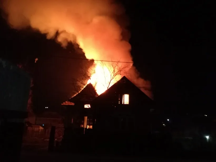 Incendiu puternic în Galați: șase case au fost distruse