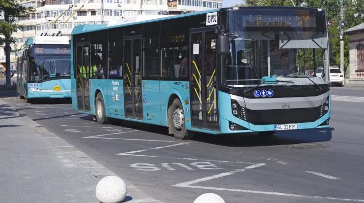 Autobuze deviate din cauza numărului de tiruri din zona Vămii Galați