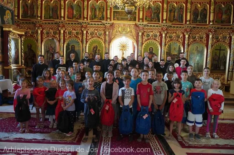 Peste 4.000 de copii din Galați și Brăila, ghiozdane cu rechizite din partea Arhiepiscopiei Dunării de Jos
