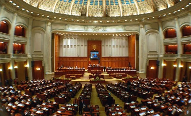 Presiune pe Guvern: PSD strânge semnături de la pensionarii care susțin creșterea pensiilor