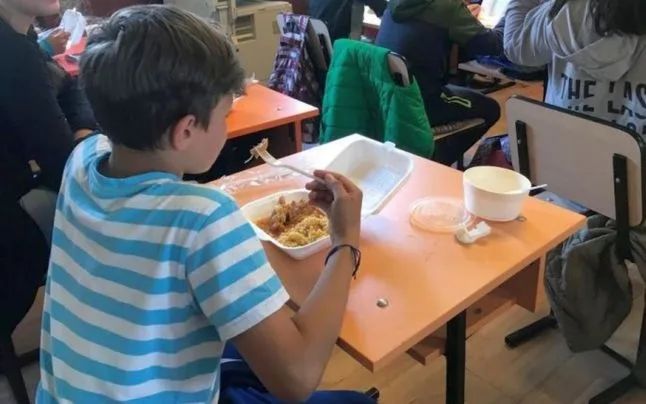 Numărul școlilor din programul "Masă caldă" crește de la 350 de la 450