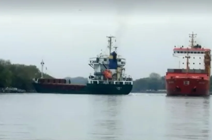O navă cu 5.000 de tone de minereu pentru Liberty Galați, eșuată pe canalul Sulina