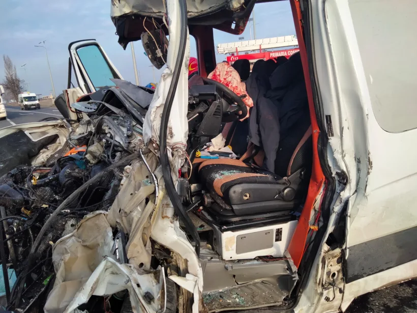 Un autobuz și o autoutilitară s-au ciocnit în județul Galați