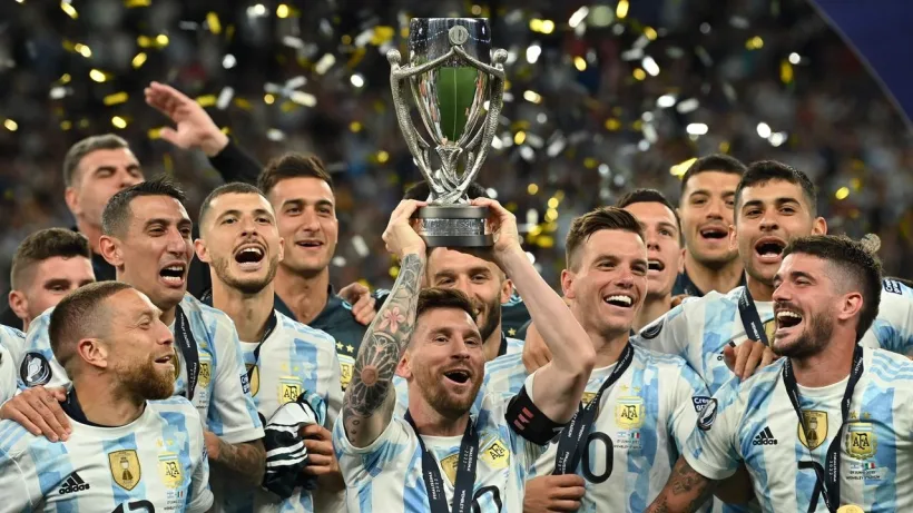 Messi &Co au arătat trofeul Cupei Mondiale fanilor care i-au susţinut în Qatar