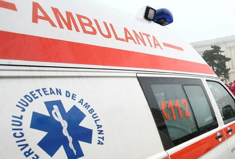 Ambulanță cu pacient, implicată într-un accident pe bulevardul G. Coșbuc