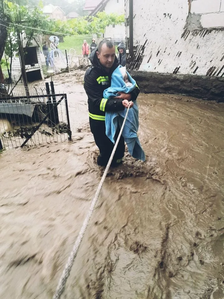 34 de copii, evacuați dintr-un sat în urma creşterii nivelului Prutului