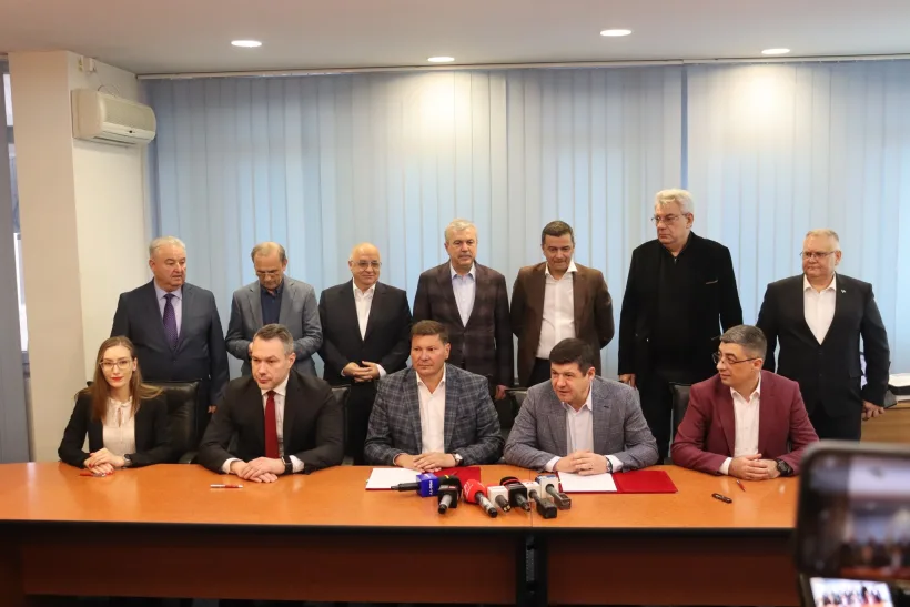 Drum de mare viteză pentru conectarea Galațiului cu Autostrada Soarelui. Grindeanu, Nica și Tudose, la semnarea contractului