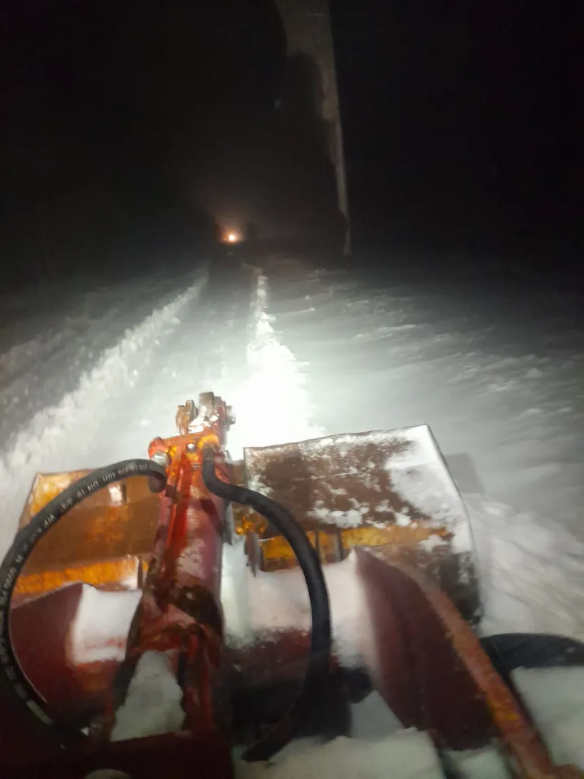 Zeci de drumuri naționale închise din cauza ninsorii viscolite