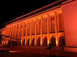 Palatul Victoria, iluminat în portocaliu, de Ziua Mondială de Luptă împotriva Cancerului