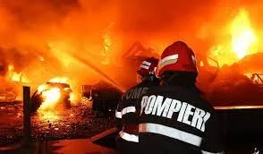 Pericol major de explozie în județul Galați: un depozit plin cu azotat de amoniu şi combustibil a luat foc