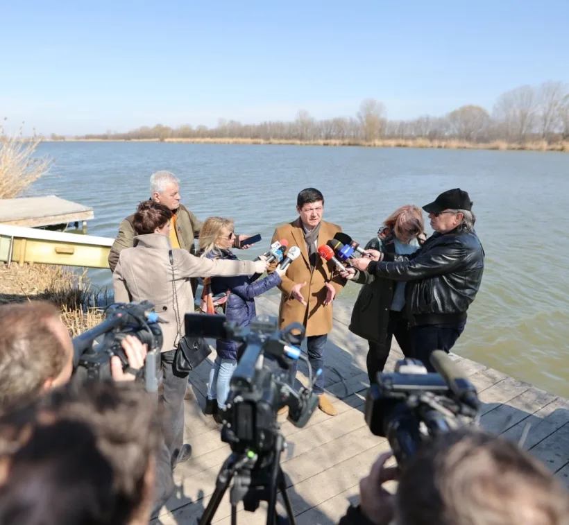 Veste bună pentru pescari: balta Zătun a fost populată cu 2,5 tone de crap, de la o fermă piscicolă din Ialomița.