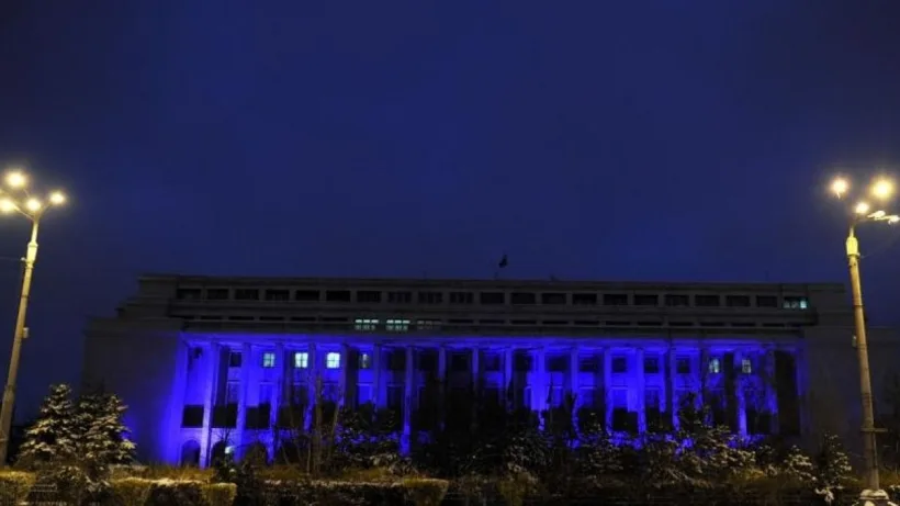 Palatul Victoria, iluminat în albastru, de Ziua Internaţională de Conştientizare a Autismului