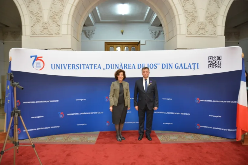 Rectorul Puiu-Lucian Georgescu, decorat de ambasadoarea Franței în România