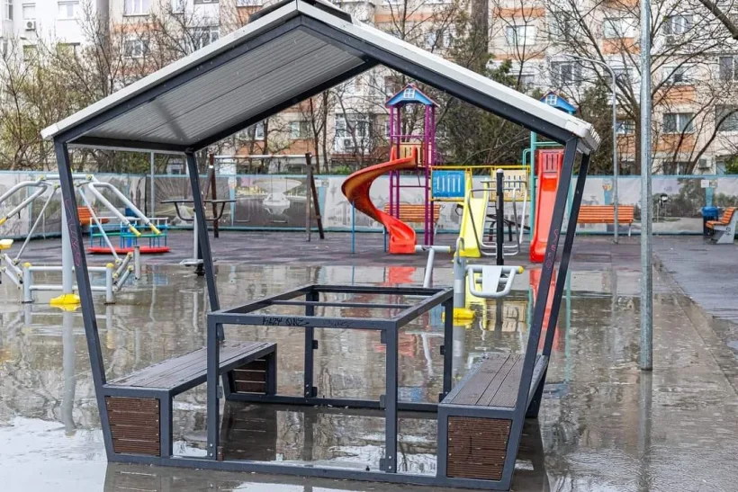 Un loc de joacă abia reabilitat a fost vandalizat