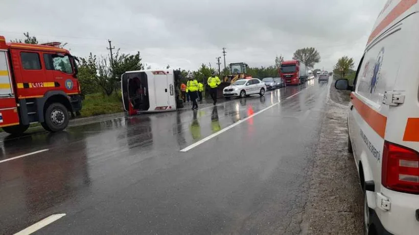 Plan roșu de intervenție: un autocar cu 32 de persoane la bord s-a răsturnat pe DN2 E85