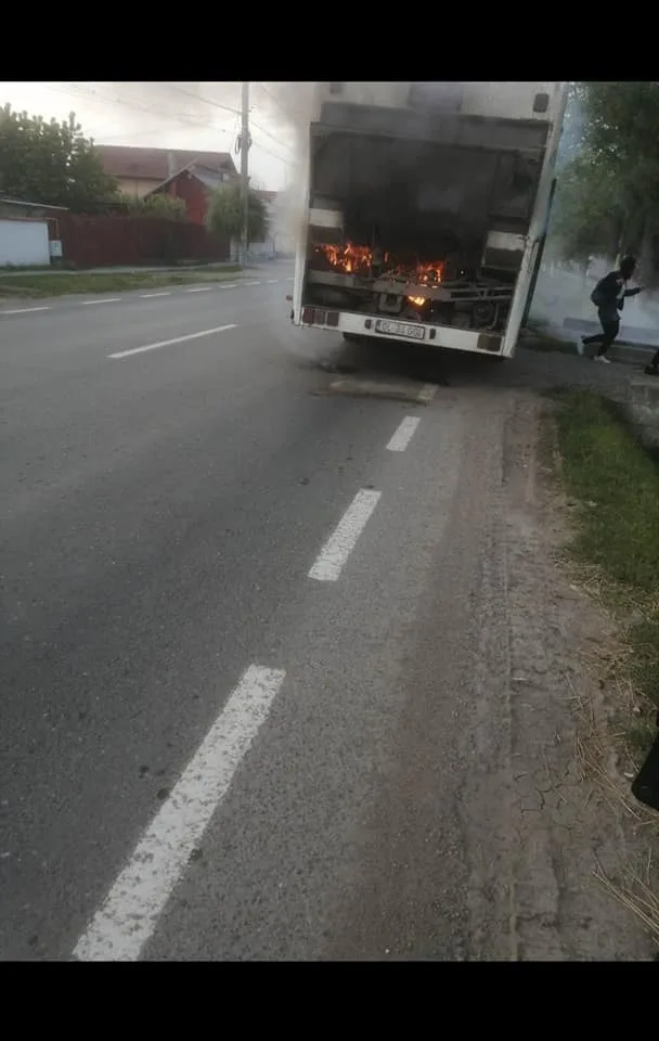 Autobuz în flăcări pe o șosea din Tecuci