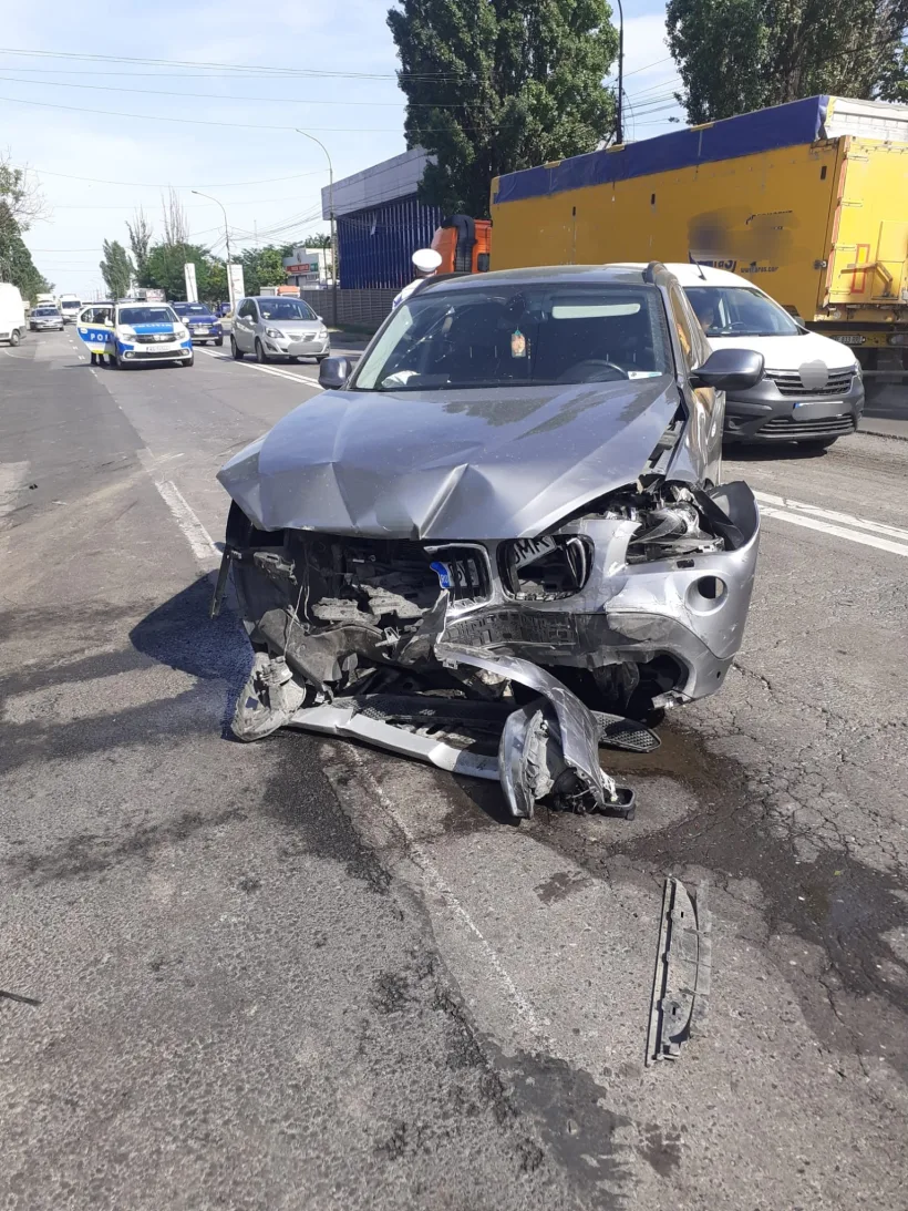 Trafic blocat la intrarea în orașul Galați: accident cu opt persoane rănite
