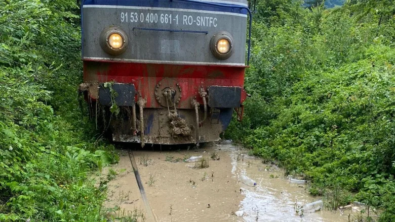 Trenul Galați-Cluj blocat din cauza aluviunilor care au ajuns pe calea ferată