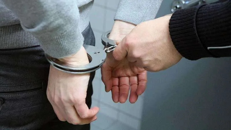 Un bărbat de 53 de ani a fost reținut pentru că a întreținut relații sexuale cu o fată de 14 ani