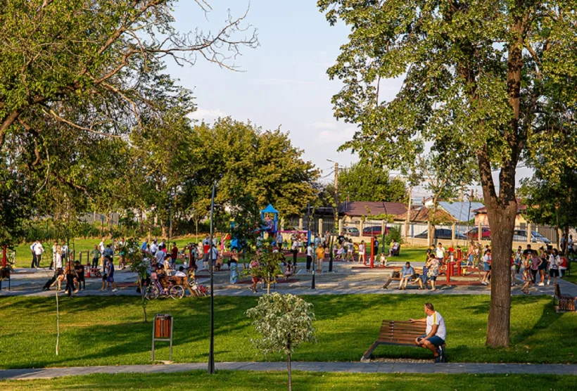 Zeci de copii însoțiți de părinți și bunici, la deschiderea oficială a Parcului Carol