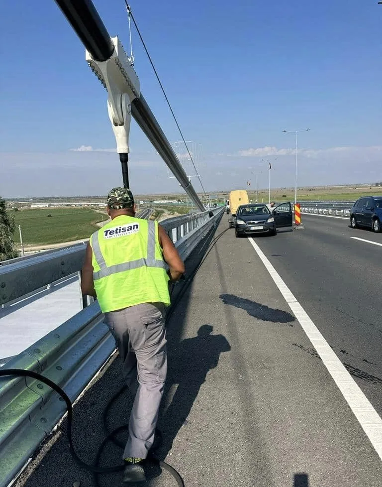 CNAIR: se verifică șuruburile parapetului montat pe Podul Suspendat peste Dunăre