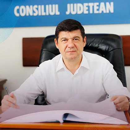 A început demolarea vechilor clădiri pentru noua Policlinică din Tecuci. Costel Fotea: „Reconstruim din temelii tot sistemul medical”