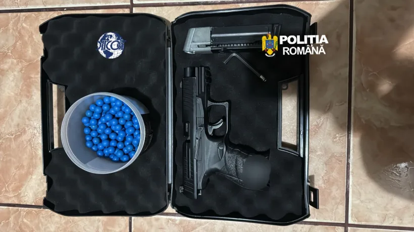 Percheziții la Tecuci într-un dosar de trafic de droguri. Un pistol, o pușcă și zeci de grame de substanțe, ridicate de polițiști